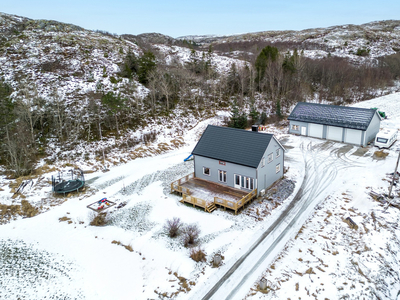 Enebolig med landlig og skjermet beliggenhet. Fin utsikt mot sjøen og gode solforhold. Stor garasje fra 2020.