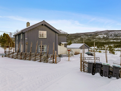 Enebolig med spektakulær utsikt mot Rondane! Kort avstand til flotte turområder - Dobbeltgarasje - Romslig tomt.