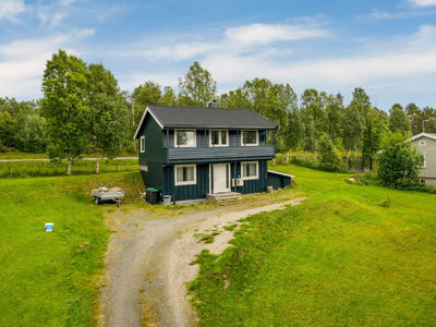 Enebolig sentralt på Røros - Romslig stue og kjøkkenløsning - Barnevennlig område - Gode solforhold - 1042 kvm. tomt