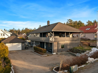 Engelsviken: Stor horisontaldelt tomannsbolig midt i sommerparadiset - dobbel garasje, stor overbygget terrasse