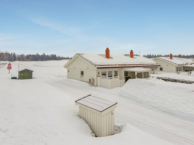 Halvpart av tomannsbolig med solrik beliggenhet, 2 soverom og terrasse