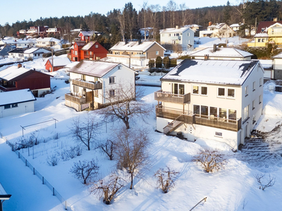 Hel tomannsbolig - høy teknisk standard - solceller og vannbåren varme - stor tomt - solrike uteplasser og garasjeplass!