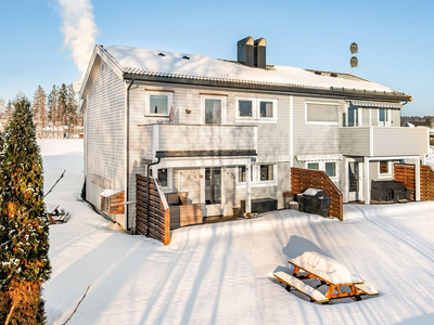 Innbydende, lys og lettstelt leilighet i 1. Etasje med terrasse - Parkeringsplass - Lave felleskostnader -