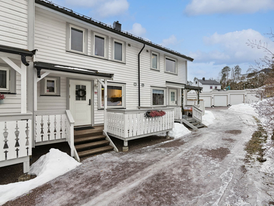 Innbydende og barnevennlig beliggende rekkehus med tre soverom og ny garasje med nærhet til sjøen og butikk.