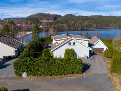 Innholdsrik enebolig med garasje og flott utsikt til Rorevannet