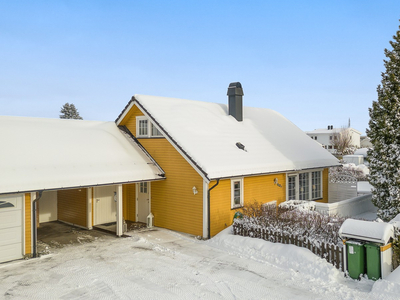 Innholdsrik halvpart tomannsbolig med carport! To stuer - Sørvendt terrasse & skjermet hage - Familievennlig område!