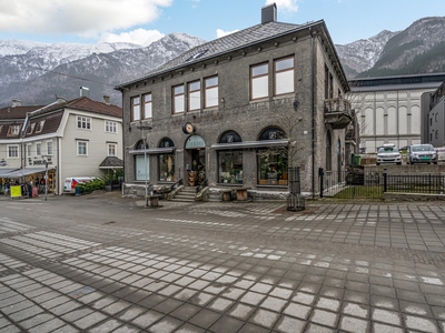 Innholdsrik kombinasjonseiendom.