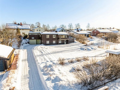 Innholdsrik og arkitekttegnet enebolig med stor solrik tomt. Garasje. Attraktiv beliggenhet nær sentrum.