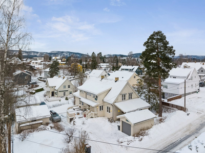 Innholdsrik og lys familiebolig| Attraktiv beliggenhet på Bekkestua| Gangavstand til T-bane| Oppgraderings behov