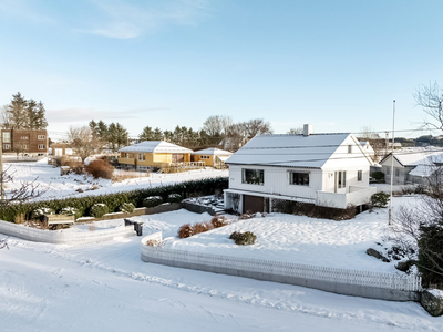 Koselig enebolig beliggende like ved Ådland barneskole og nydelige turløyper - Romslig tomt på 908 kvm - Garasje!