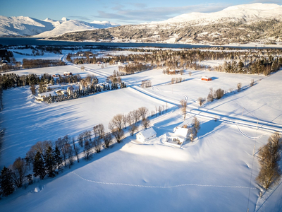 Koselig og påkostet enebolig, beliggende i landlige, idylliske omgivelser. Stor dobbelgarasje. Romslige terrasser.