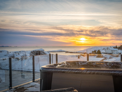 Lekker enebolig i rekke fra 2014. Nydelige sol-og utsiktsforhold. Takterrasse med jacuzzi. Carport. Barnevennlig område.