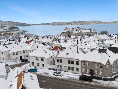 Lekker selveierleilighet over 2 plan | Takterrasse med nydelig utsikt | Lave fellesutgifter | Nært sentrum og Stoltzen!