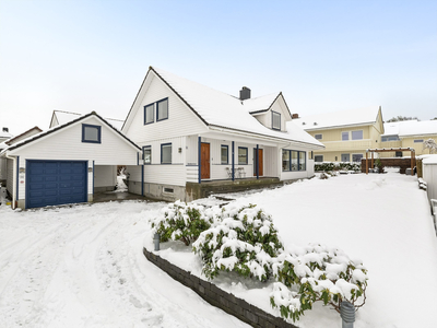 Lekkert oppusset enebolig beliggende i et attraktivt boligområde. Pent opparbeidet tomt. Garasje og carport.