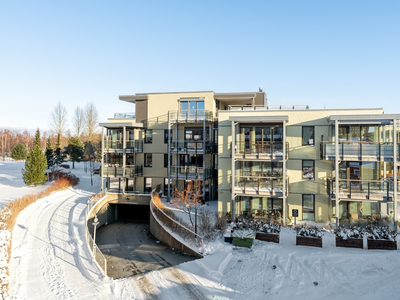 Lys og innbydende endeleilighet med sentral beliggenhet på Moholt. Vestvendt balkong. P-plass. Heis. Fjernvarme.