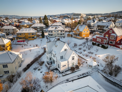 Meget god beliggenhet i et av Trondheims mest attraktive villaområder | Stor tomt | Utsikt | Garasje | Utleiemulighet |