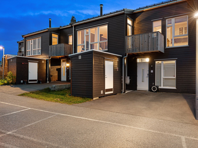 Moderne funkisbolig over 2 plan | 4 sov | Carport | Barnevennlig og rett ved Østmarka