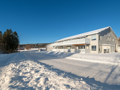 Moderne & innbydende 2-romsleilighet beliggende i 2.etasje fra 2019 - Romslig sørvendt balkong - Carport