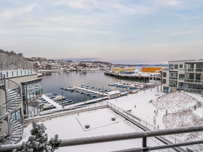 Moderne & svært påkostet toppleilighet. Fantastisk utsikt og gode solforhold. Innglasset veranda. Parkering i p-kjeller