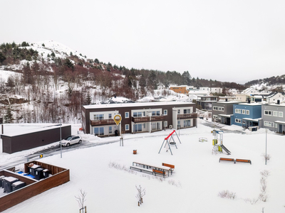 Nydelig 3-roms fra 2021 i 1. etasje - sørvendt terrasse - populært og sentralt!