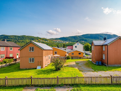 Orkanger - Ene-/tomannsbolig med fin beliggenhet på Nerøra. Stort uthus.