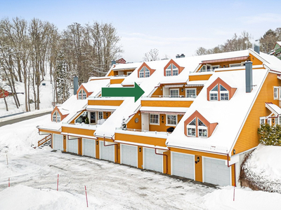 Pen 3-roms leilighet i et rolig boligområde. Lite innsyn. Stor og solrik terrasse med vidstrakt utsikt. 2 garasjeplasser