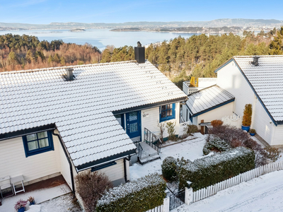 Sjelden mulighet| Enderekkehus i førsterekke med nydelig sjøutsikt |Oppussingsobjekt |Stort potensial |Gode solforhold!