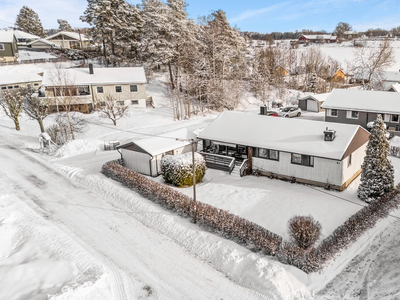 Skiptvet - Enebolig med garasje på veletablert boligfelt - alt på en flate - solrik tomt