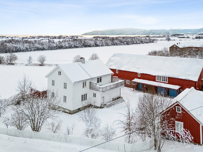 Særdeles flott småbruk i idylliske omgivelser | Oppgradert hus og låve med studio/lager | Opparbeidet og solrik tomt