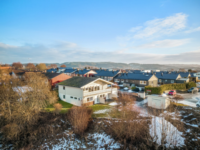 Stor enebolig med solrik tomt og fin utsikt | Barnevennlig beliggenhet i Solvangen | Separat hybelleilighet | Garasje