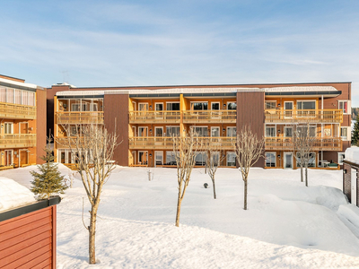 Treromsleilighet på bakkeplan, beliggende i sentrum av Rena! Lys, trivelig og velholdt standard. Carport og bod.