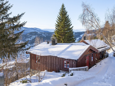 VÅGÅ - Boligeiendom fint beliggende i Øygarden med fantastisk utsikt over Vågå sentrum. God solgang!