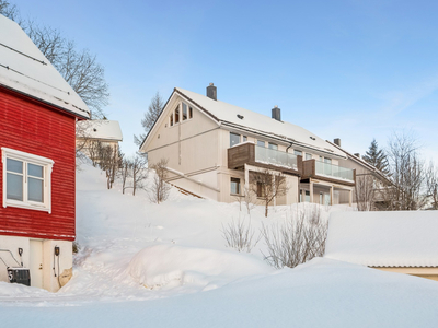 Øvre Sentrum - vertikaldelt bolig med flott utsikt, veranda og gode lysforhold