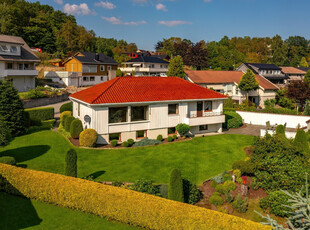 Austrått | Enebolig med renoveringsbehov, i attraktivt og barnevennlig boligområde - Pen hage og stor tomt - Garasje