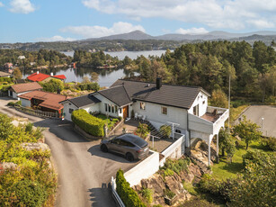 Brattholmen | Innholdsrik enebolig, med stor tomt, i naturskjønne omgivelser. Garasje og terrasse, samt nytt tak i 2012!