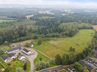 En perle av en eiendom - tidligere Jessheim ridesenter er tilsalgs! Sentralt beliggende med flat tomt på ca 50 mål.