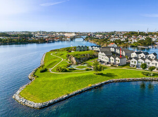 Enderekkehus i fremste rekke mot sjø, med båtplass. Familievennlig planløsning og nydelig utsikt mot fjord og fjell.