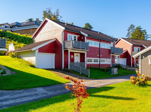 Enderekkehus i rolige område | Garasje | 2 etasjer | 2 bad | Stor skjermet terrasse | Klar for innflytting