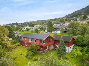 Enebolig i nedre del av Bakkan på Orkanger. Kort til skolene og Orkanger sentrum. Stor og innholdsrik. Dobbelgarasje.