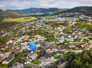 Enebolig med gode solforhold og en attraktiv beliggenhet med gangavstand til 