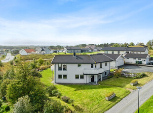 Enebolig med nydelig utsikt og sentral beliggenhet - Garasje - Terrasse - Pent opparbeidet tomt