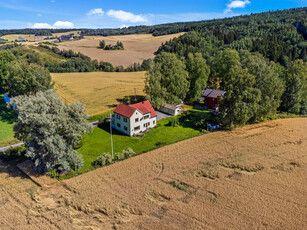 Fantastisk utsiktseiendom med historisk preg! Naturskjønne og rolige omgivelser | Over 1,3 mål tomt