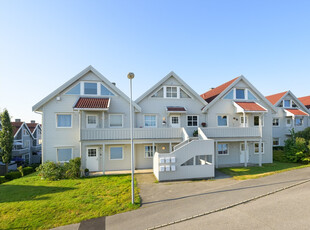 Flott og innholdsrik familiebolig - 4 soverom - solrik terrasse - carport