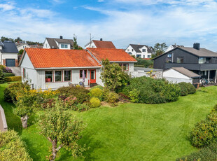 Flott velholdt enebolig i populært og barnevennlig område - 3 soverom - Garasje - Tomt på 889 m² - Solrik hage