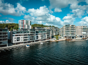 Fornuftig og sjønær leilighet i 3. etg med 2 soverom, to bad og en stor innglasset veranda. Heis og P-plass i kjeller