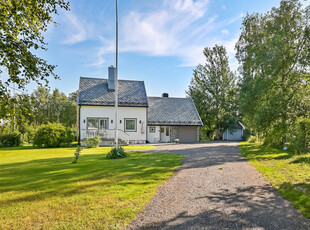 GAMLE SENTRUM: En innholdsrik og hyggelig enebolig med utleiedel I garasje I Stor, solrik tomt I Sentralt