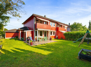 Idyllisk familiebolig med stor og solrik hage - Barnevennlig - Garasje med lader - Ekeberg skolekrets - Hagedrøm