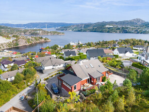 Innholdsrik enebolig m/godkjent leilighet. Nydelig utsikt og gode solforhold. Gode tekniske løsninger. Garasje.