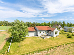 Innholdsrik enebolig med behov for modernisering. Stort uteområde | Gode solforhold | Parkering i garasje.