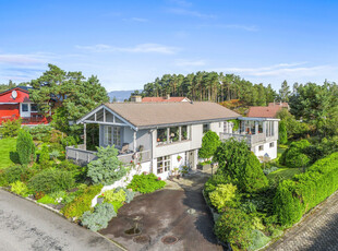 Innholdsrik enebolig med sentral beliggenhet på Husnes - Kjøkken fra 2019 | Garasje | Terrasse og utestue.